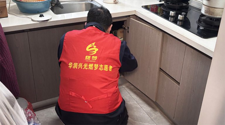 镇海分公司积极参与社区“四百五亮”走访行动，破解入户安检难题